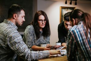 Equipo de trabajo revisando reportes impresos sobre una mesa