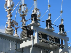 Boquillas y aisladores de porcelana de un transformador de subestación eléctrica